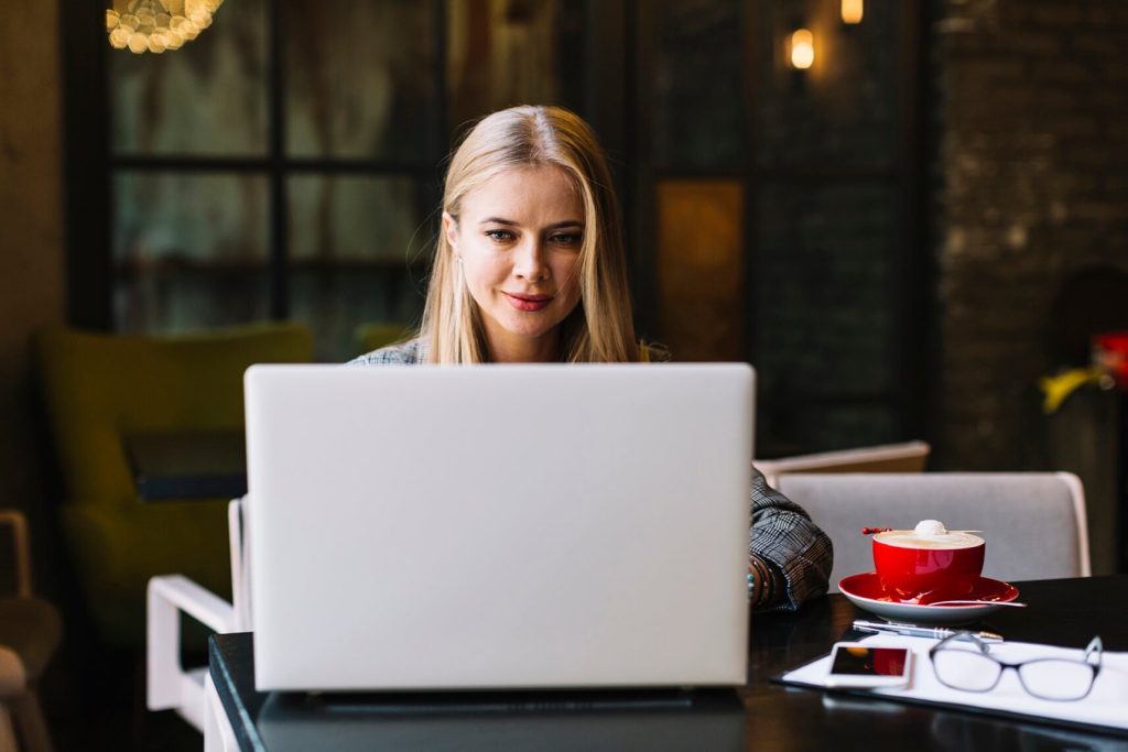 woman going through san mateo online divorce